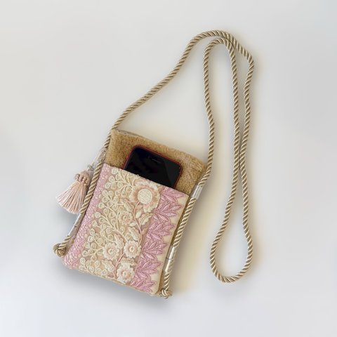 もこもこボア素材×ピンクベージュ 刺繍リボンのミニバッグ　スマホポシェット/スマホポーチ スマホショルダー　