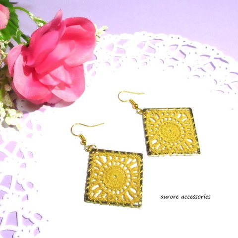 Crochet knitting pierced earrings　クロッシェ編み　スクエア　シンプル　アプリコット　ベージュ　