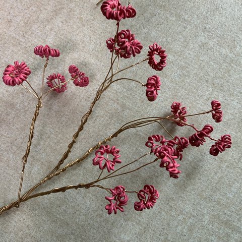 可愛い花。装飾用にワイヤで作った花－ピンクの花