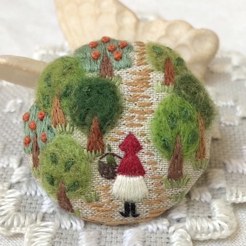 「森の中の赤ずきんちゃん」刺繍ブローチ　羊毛フェルト
