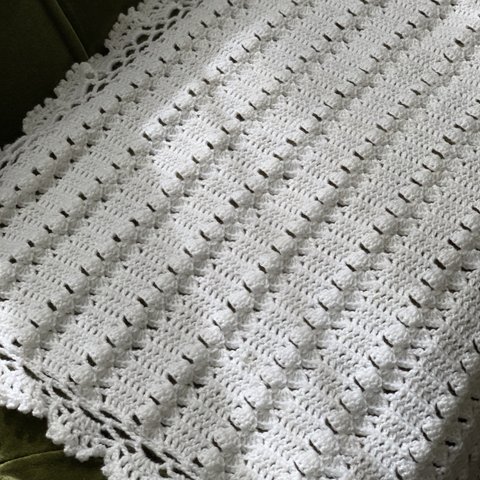真っ白な毛糸で編んだかわいいベビーブランケット　　　　　No.135