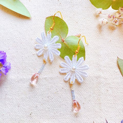 刺繍フラワーとチェコビーズのピアス　お花アクセサリー　フラワーモチーフ　ゴールド　大ぶりピアス　