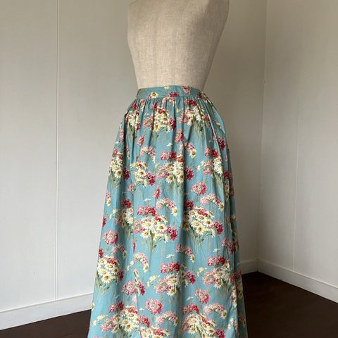 花柄模様のギャザースカート