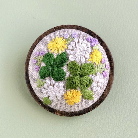 草花刺繍　木製ブローチ　直径45mm