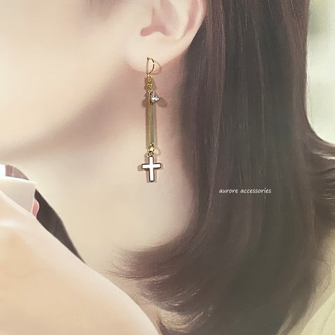 cross pierced earrings　クロス　十字架　揺れる　スティック　大きめ　上品　ロング　個性的　ピンク