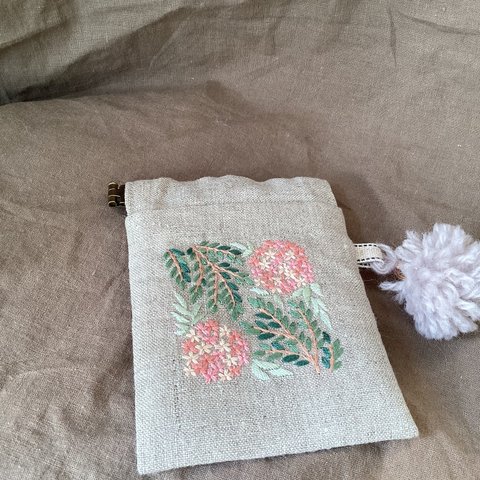 1月のバネポーチ　ピンクの花模様の刺繍