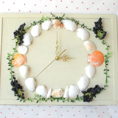 葡萄色のペッパーベリーとオレンジの大きな貝殻の時計