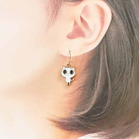  【白にゃんこ　ピアス】