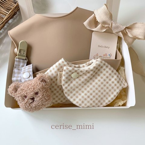 《gift set 》 ３点set 🧺 防水スタイ/ お食事エプロン/ マルチクリップ🧸