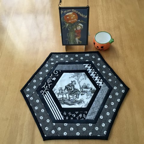 ハロウィン骸骨さん白黒の六角形パッチワークキルトマット、ハロウィンテーブルマット、Halloween table mat, monotone skeleton toile, ねこ