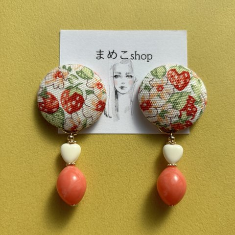 strawberryくるみボタン×VINTAGEビーズピアス⭐️イヤリング アッシュテッド リバティ リバティファブリック 苺 いちご 苺ピアス VINTAGE ヴィンテージ ハート キッチュ レトロ