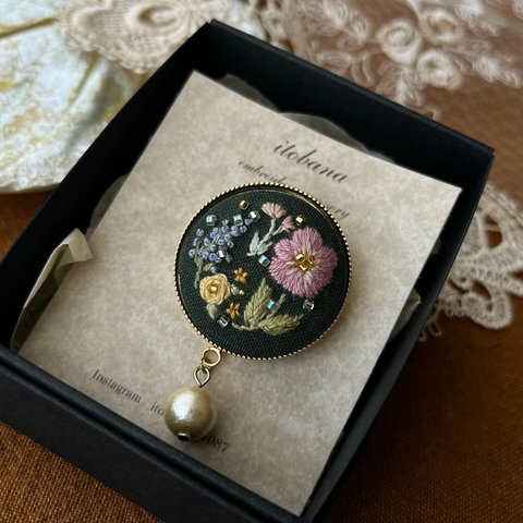 手刺繍の芸術を身にまとう。春の花々×光のブローチ。