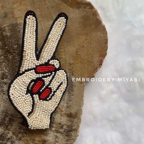 送料無料　赤いネイルのピースサイン　””ＶＩＣＴＯＲＹ”　embroidery brooch　crochet de luneville