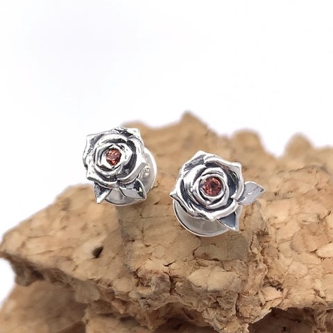 薔薇 ピアス ガーネット/シルバー925 両耳用/セカンドピアス つけっぱなし/シルバーアクセサリー 天然石 /silver925/ゴシック パンクロック/メンズ 男性へのプレゼント