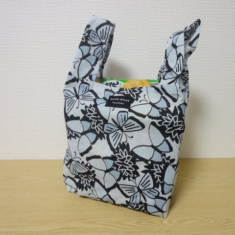 コンビニへのお買い物やお弁当箱が入るエコバッグです。軽くて折り畳みカバンに収納できます。