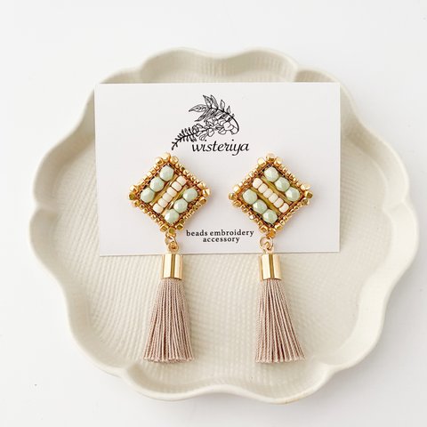 spring tassel earring < green >