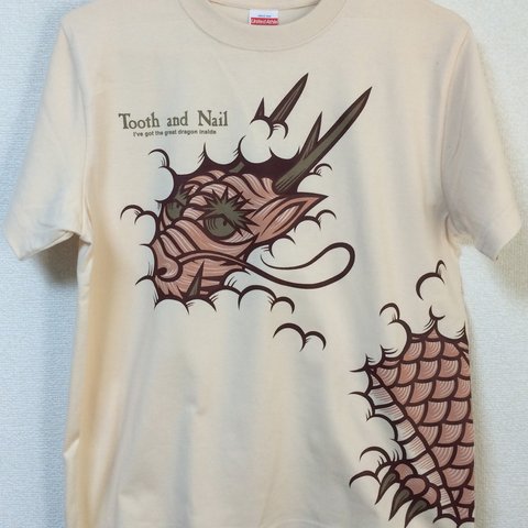 【雲間覗龍（くもまのぞきりゅう）赤龍 】Tシャツの雲の中からこちらをのぞく一匹の大きな龍★和柄Ｔシャツ専門店★Tシャツ工房三宝堂