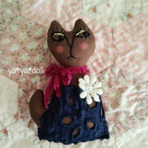 猫人形　ブローチ　茶　ya*ya*doll アクセサリー　インテリア雑貨