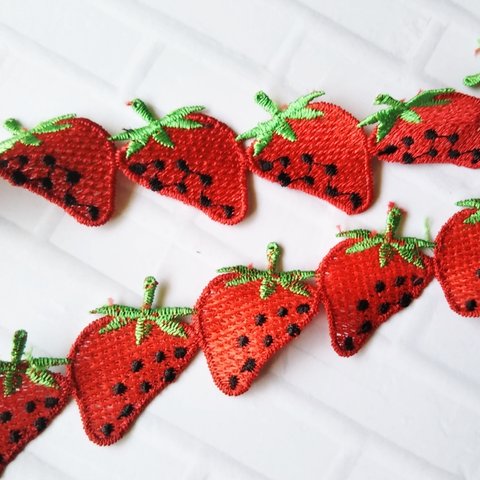 【50cm】約35mm幅いちごモチーフ🍓刺繍レース　amrbn