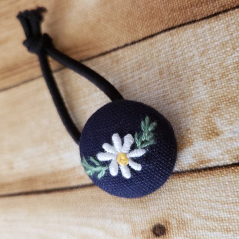 【現品　ヘアゴム】手刺繍　マーガレット　紺