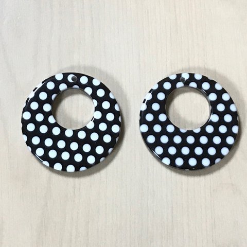 BLACK WHITE DOT CIRCLE HOOP CHARM 