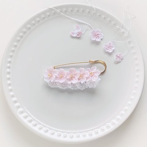 レース編み桜のカブトピンブローチ