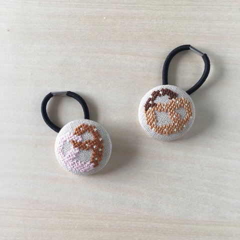 プレッツェルのスイーツ刺繍ヘアゴム