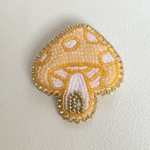 ビーズ刺繍ブローチ　きのこ