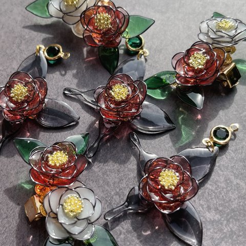 紅白椿とクロアゲハ⋆͛🦋⋆͛アシンメトリー イヤーカフ＆ピアス イヤリング セット