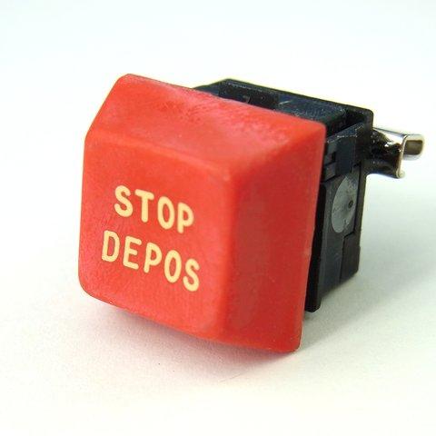 ぽちぽち押せる「STOP DEPOS」スイッチブローチ