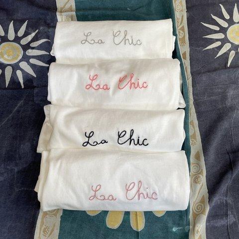 4色から選べる”La Chic"フロント刺繍Tシャツ