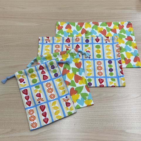 現品限り❓ ②【給食セット×２日分】 w60×40cm ランチョンマット w15×20cmマチつきコップ袋 【給食2点セット】アイボリー フルーツサンド&カラフルハート　オックス厚 女の子 小学校