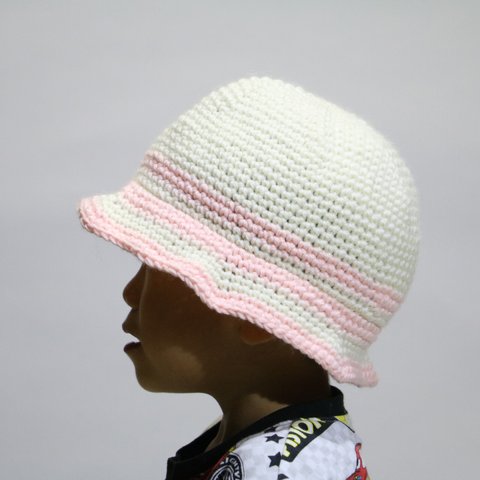 白のニット帽子（子ども用）