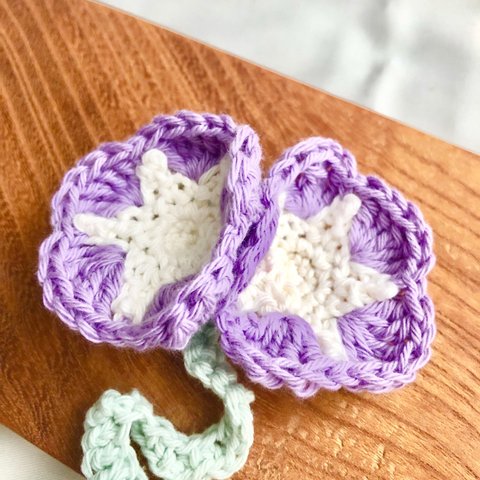 手編みの紫アサガオのブローチ