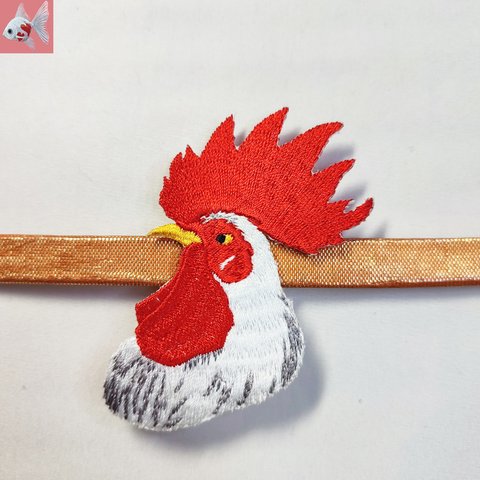 ◆ニワトリの刺繍帯留め飾り①