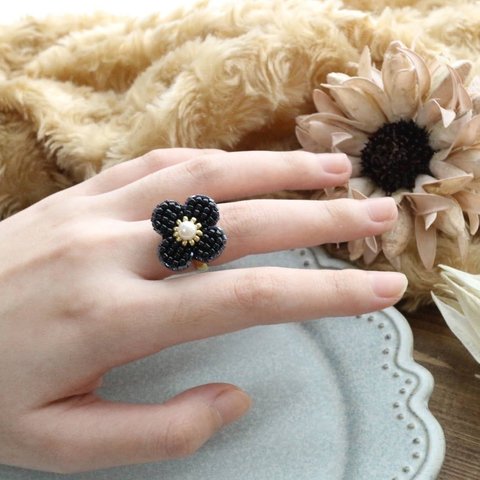 指もとにお花を𓂃𓈒❁ビーズ刺繍のお花（ﾌﾞﾗｯｸ）の指輪