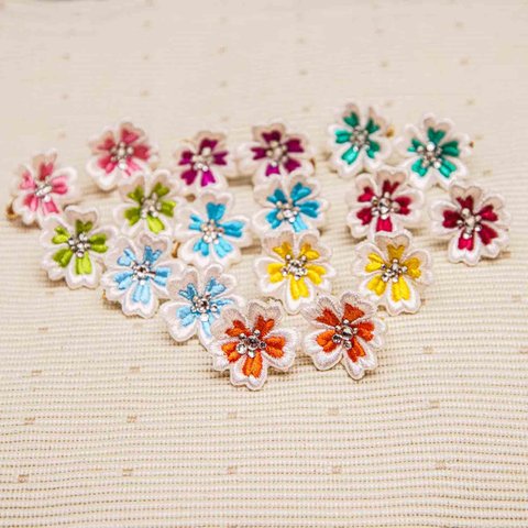 送料無料 お花の刺繍プチイヤリング