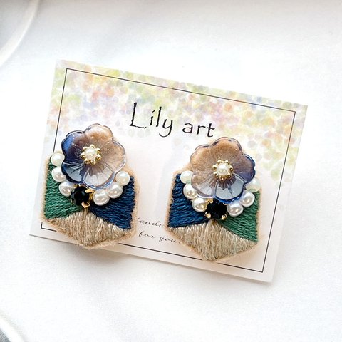 青いお花と冬colorの刺繍ビジューピアス/イヤリング