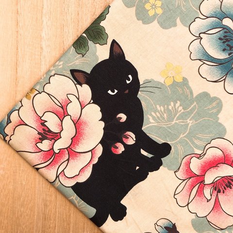 【シーチング50×50】キルトゲイト百花繚蘭 黒猫と牡丹・アイボリー