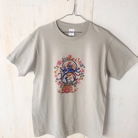 【送料無料】メンズTシャツMサイズ/手染めナータラージャのTシャツ/ベージュグレーఆ