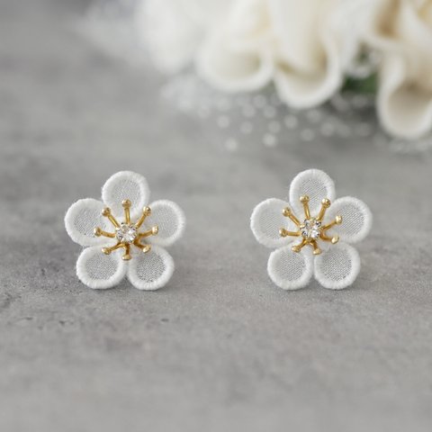 梅の花[白]ピアス/イヤリング　(受注生産/オーガンジー刺繍/お正月/母の日/縁起物/フラワー/ギフト/冬/春/和装/着物)