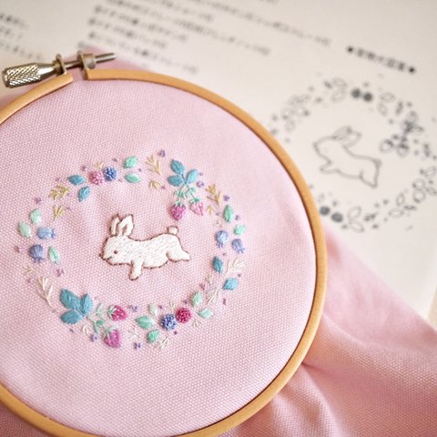 [刺繍キット]ベリーベリーリースのウサギ刺繍飾り