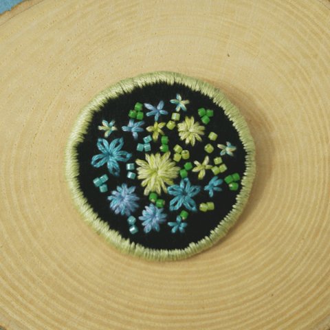 お花畑刺繍ブローチ (丸) 水 緑