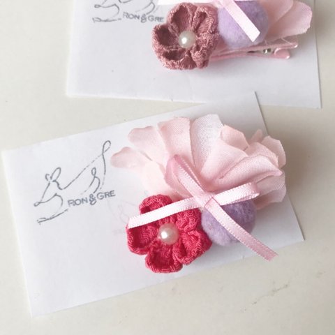 ピンクのお花クリップピン　～ひな祭り　誕生日会　発表会　卒園式　入学式　入学入園準備に　ベビー女の子～