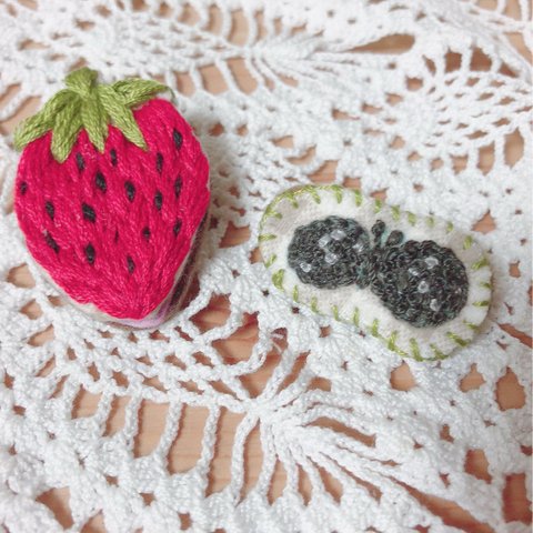 刺繍ブローチ＊いちご&小ちょうちょ