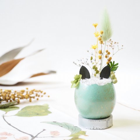 花の猫型盆栽『タマゴノコネコ』（柔らかな翡翠・ささやかなミモザの芽吹き）