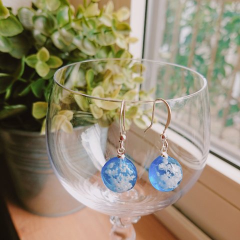 雲レジン ピアス 青空