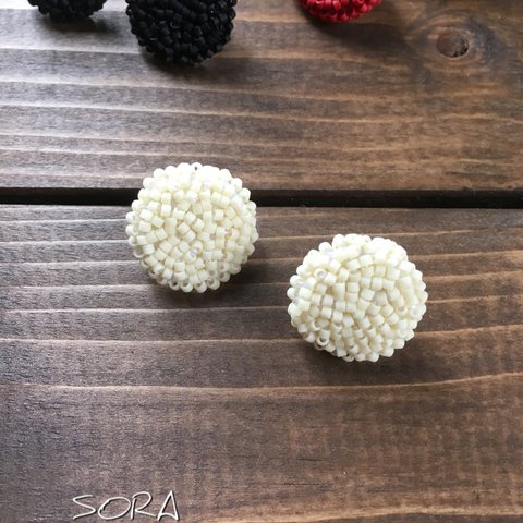 こつぶビーズ刺繍のピアス(WHITE)