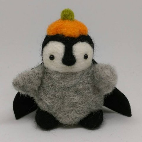 ハロウィン かぼちゃ帽子のドラキュラペンギン君