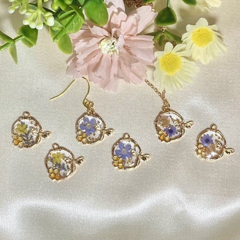 蜜蜂と小花のペンダント・ピアス・イヤリング　金色の蜜蜂が飛ぶ小花咲くレジンアクセサリー